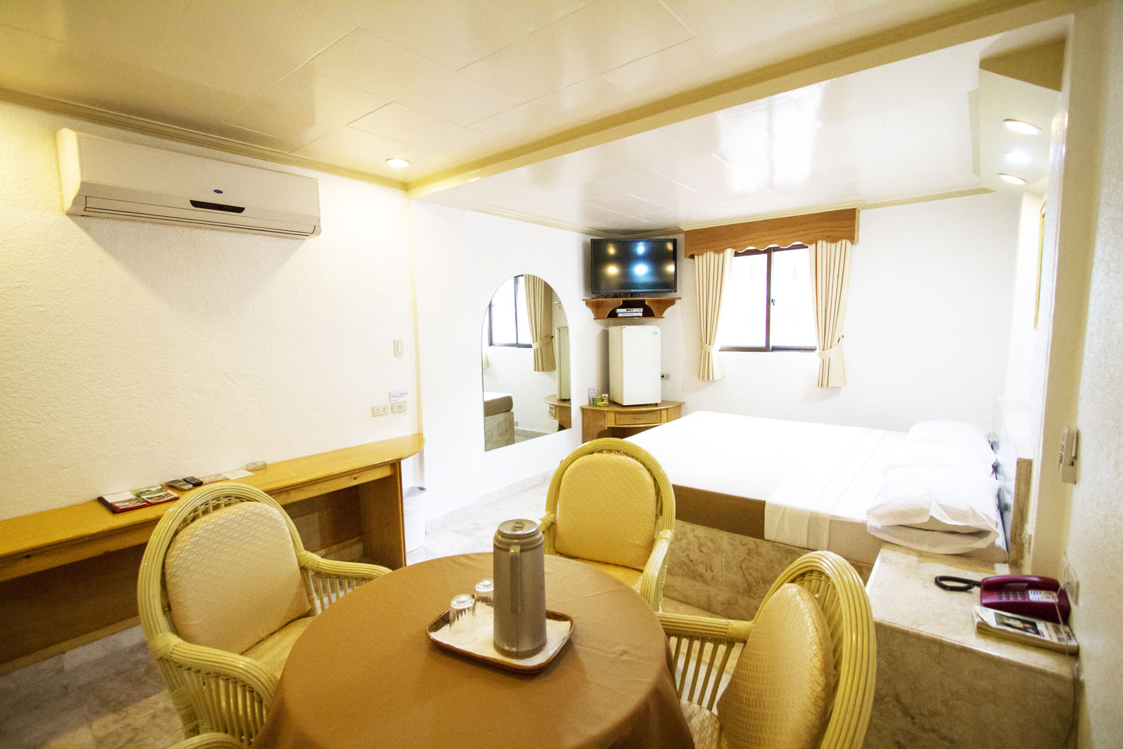 Clarkton Hotel Angeles King Suite 2